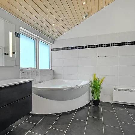 Four-bedroom In Rudkobing * Spodsbjerg